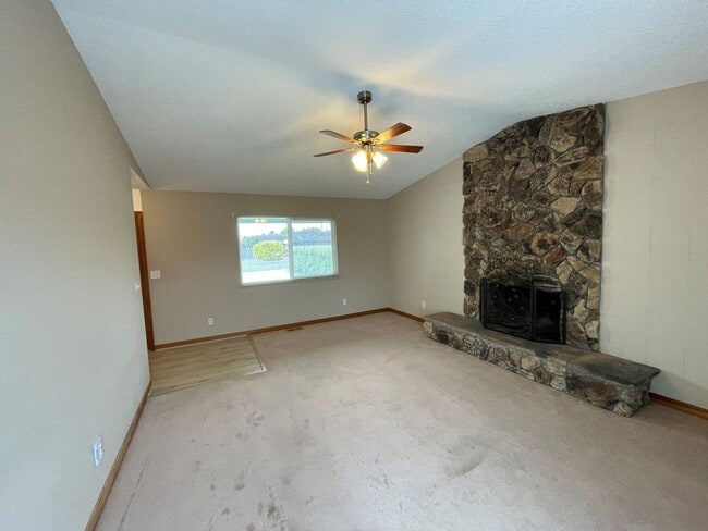 Building Photo - Charming 3 Bedroom, 2 Bath Home with Attac...