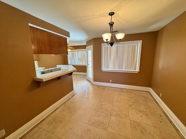 Building Photo - Gorgeous Remodeled 3+2 - $2800