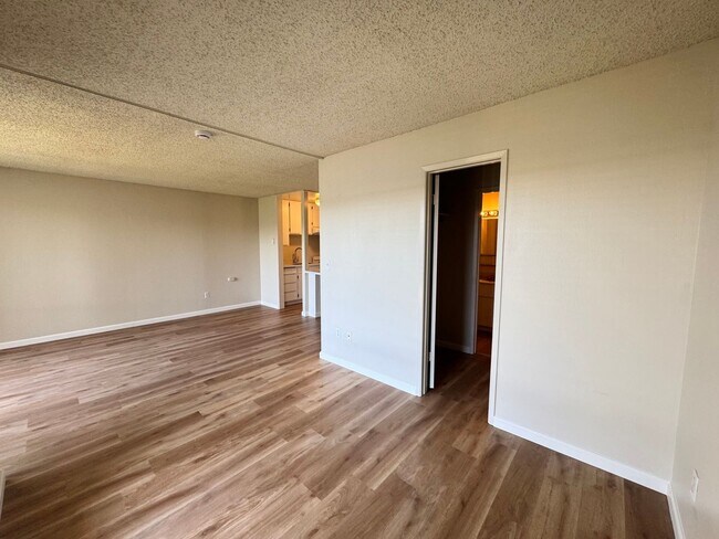 Foto del edificio - $500 MOVE IN SPECIAL!!! Studio Condo Available at Watergate Complex in Emeryville!