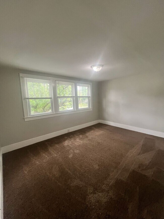 Foto del edificio - Three Bedroom House W/ Full unfinished Basement