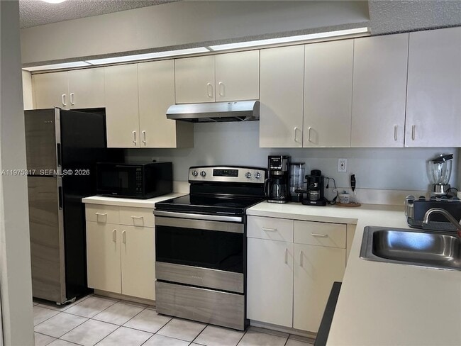 Foto del edificio - 8580 SW 212th St