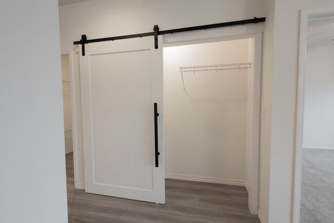 Building Photo - NEW LUXURY 2 BED 2 BATH 1 CAR GARAGE DUPLE...