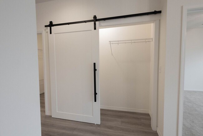 Foto del edificio - NEW LUXURY 2 BED 2 BATH 1 CAR GARAGE DUPLE...