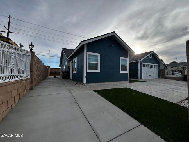 Building Photo - 3838 Balmont St