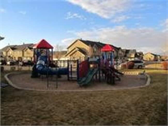 Foto del edificio - *Reduced price* End Unit Townhouse in Spri...