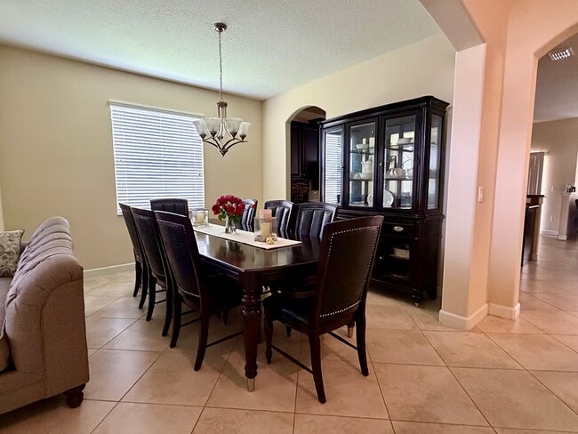 Foto del edificio - 3,261 SF Fully Furnished 5-Bed Gem | Just Bring Your Suitcase!