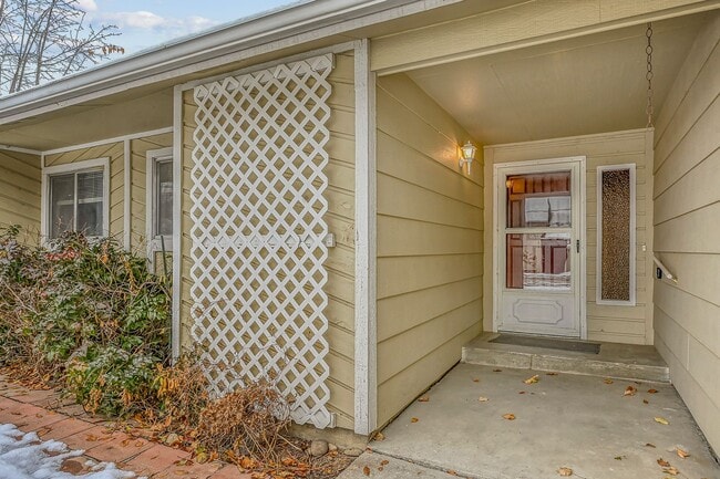 Building Photo - 3-bedroom 2-bathroom home with fenced back...