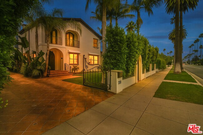 Building Photo - 209 N Doheny Dr