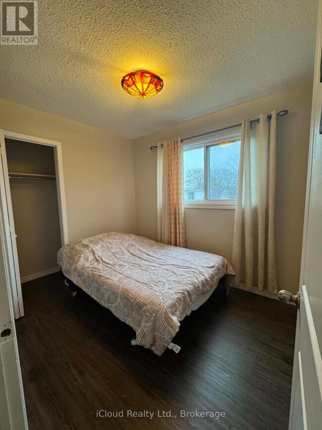 Photo du bâtiment - 100 Brownleigh Ave