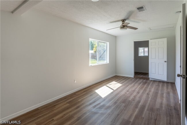 Building Photo - 2352 Sunnyview Dr