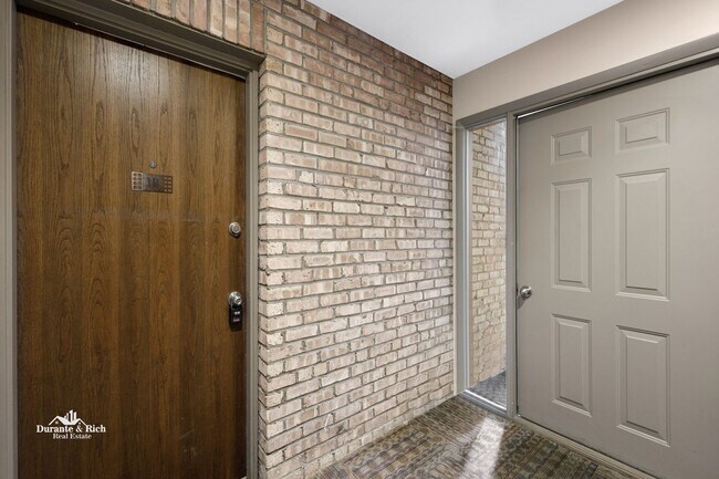 Foto del edificio - One Bed One Bath Four Lakes