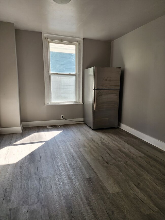 Building Photo - 806 N 5th Ave