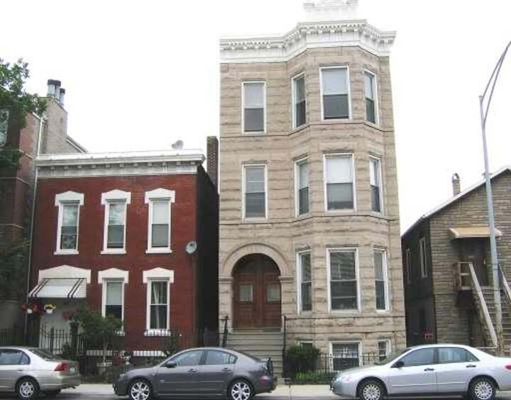 Foto del edificio - 1818 W Augusta Blvd