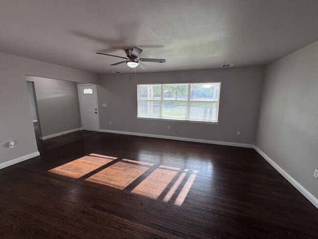 Foto del edificio - WONDERFULLY UPDATED 3 BEDROOM, 2 BATH, 2-CAR GARAGE RENTAL HOME IN CENTRAL GRAND PRAIRIE WITH SPA...
