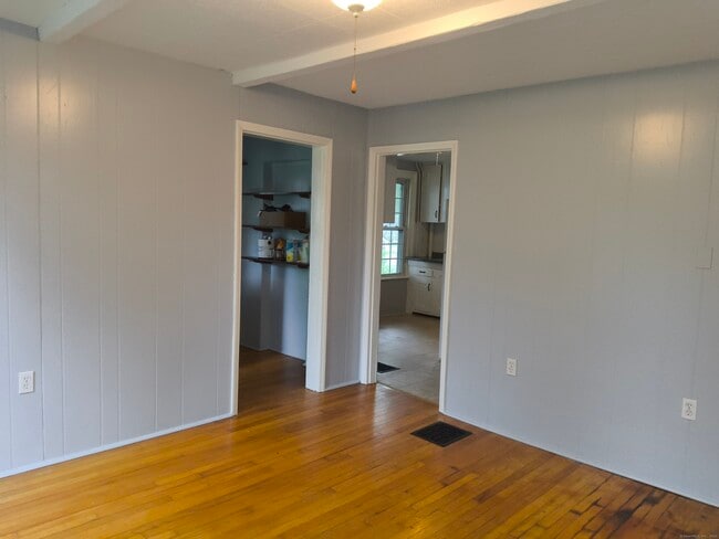 Building Photo - 136 Maple St