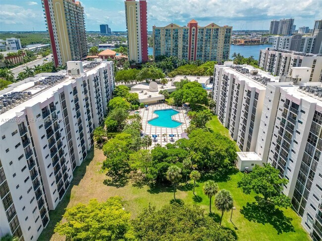 Foto del edificio - 17011 N Bay Rd