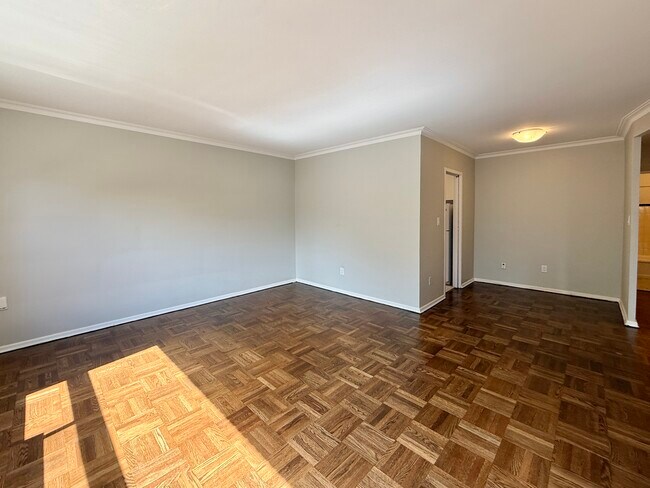 Building Photo - 1295 Bayview Av