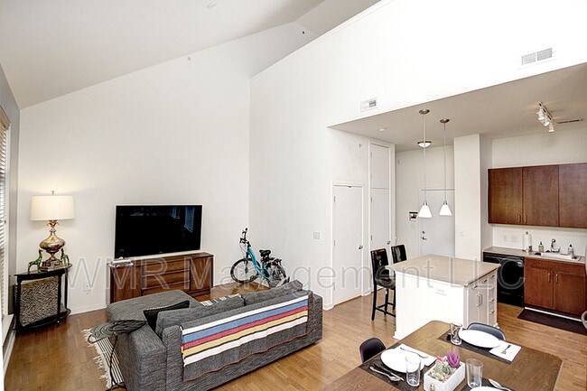 Building Photo - 2125 Southend Dr