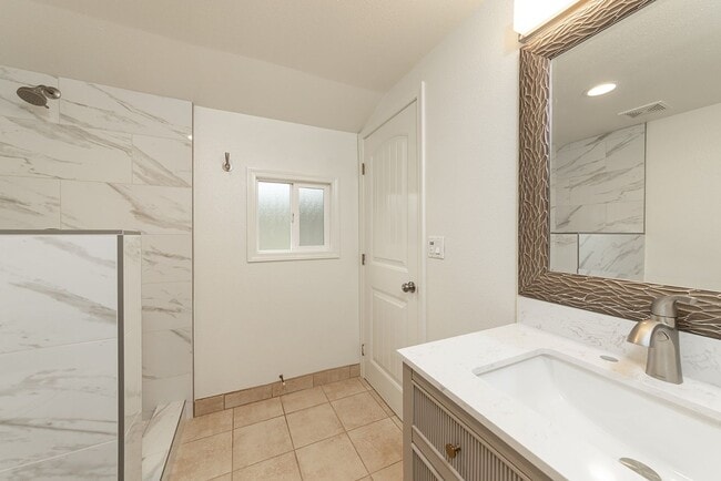 Building Photo - Studio located in Oceanside!