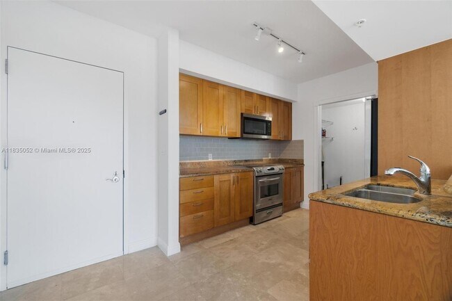 Building Photo - 1755 E Hallandale Beach Blvd
