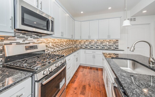 Building Photo - 2132 E Sergeant St