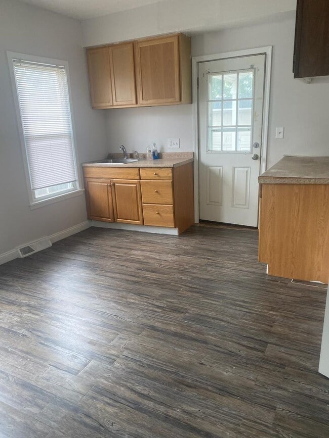 Building Photo - 2200 W 103rd St