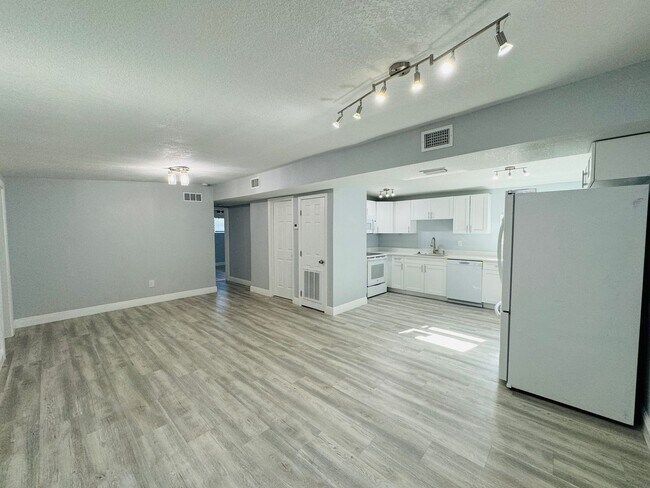 Foto del edificio - GORGEOUS 3 Bedroom and 2 Bathroom Home in ...