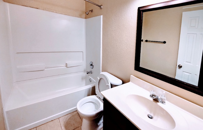 Foto del edificio - 823 Sugar Brook Dr