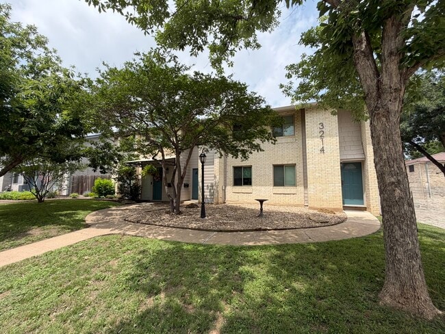 Building Photo - 3214 Crosscreek Dr