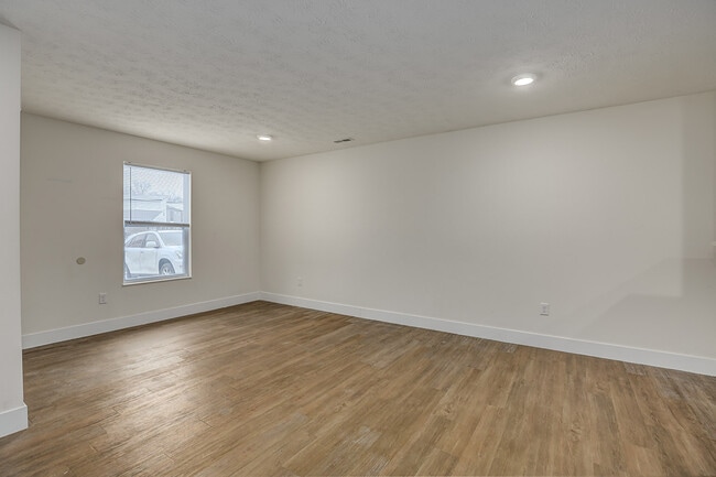 Building Photo - 702 Courtyard Ln