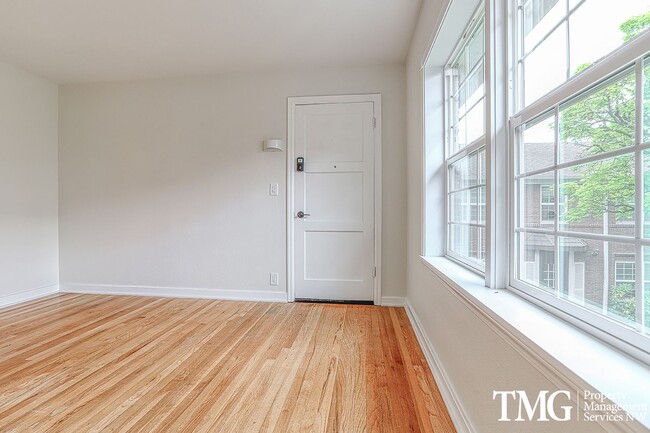 Building Photo - Pet Friendly Condo in Downtown Vancouver W...