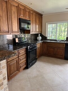 kitchen - 8543 Pickford St