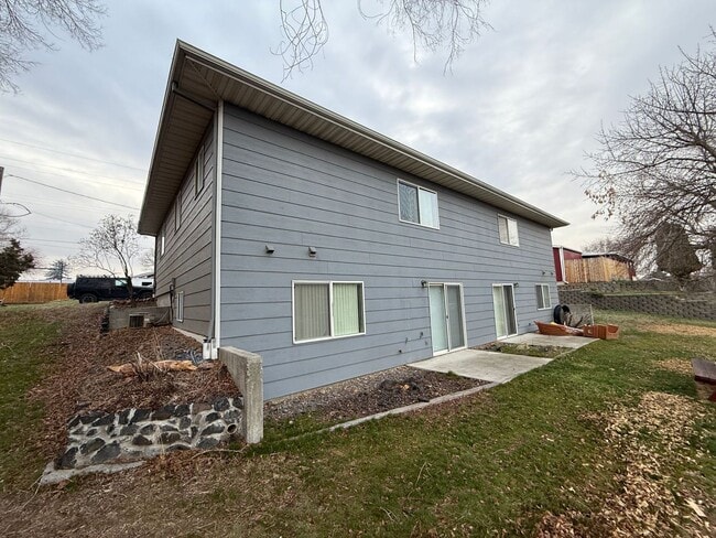 Building Photo - 180-190 NE 10th St