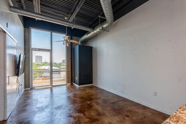 Building Photo - 420 N Adams St