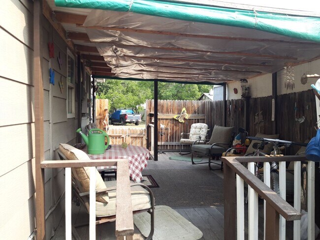 Building Photo - Cozy Home