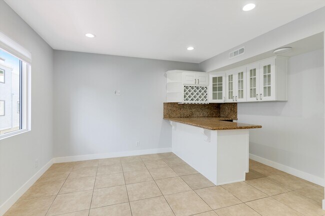 Building Photo - 1666 Palisades Dr