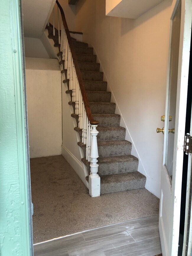 Entry - 402 N Walnut St