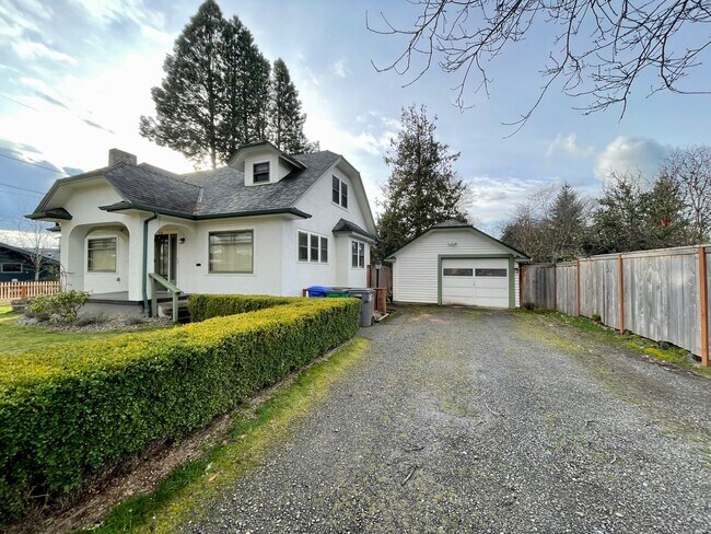 Building Photo - Stunning Home on Corner Lot in Lents