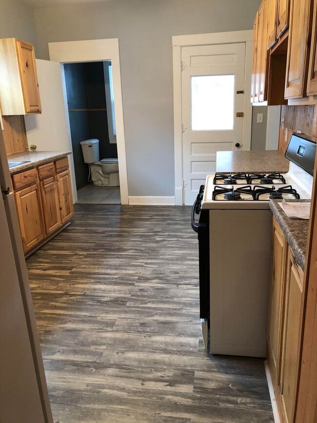 Building Photo - 3 bedroom/2 bath home w/partially fenced y...