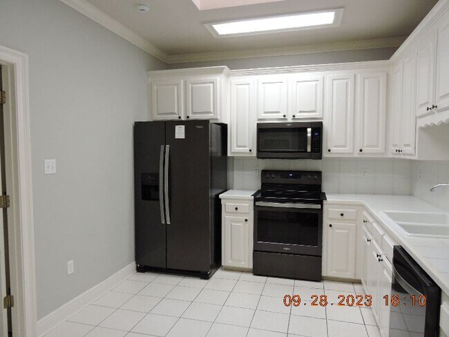 Foto del edificio - Desirable Greenbriar Hollow Subdivision