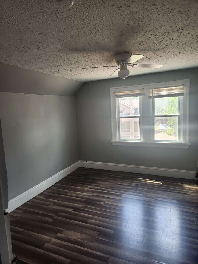 Foto del edificio - "Charming 3-Bedroom on Durkee Avenue, Clev...