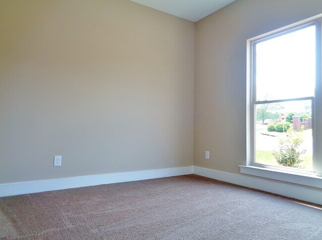 Building Photo - Home in Tuscaloosa..... Available to View Now!!!