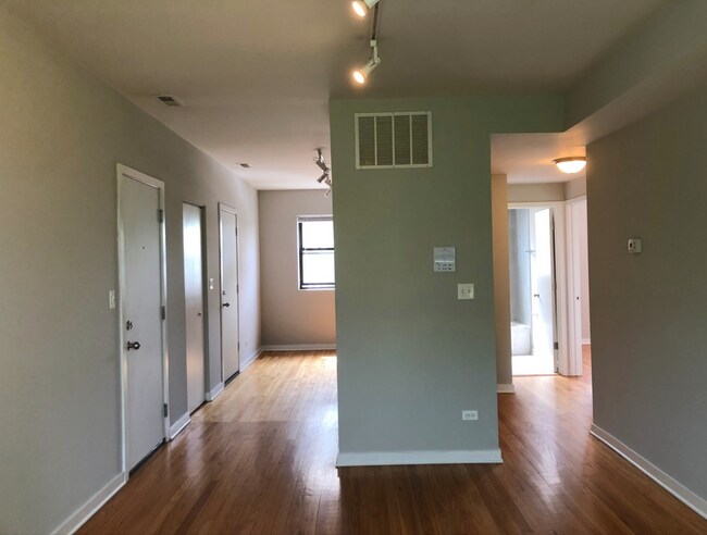 Living Room/Entry - 6704 N Artesian Ave