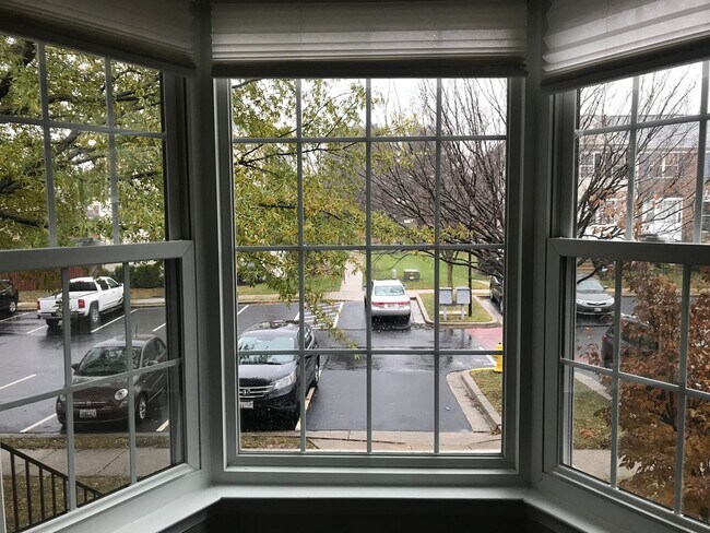 Foto del edificio - Spacious 3 BR/2.5 BA 2-Level Condo in Crof...