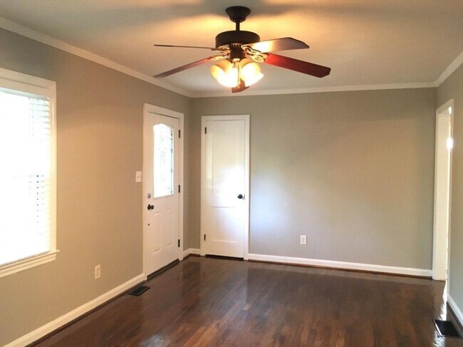 Foto del edificio - 1031 Oakview Dr