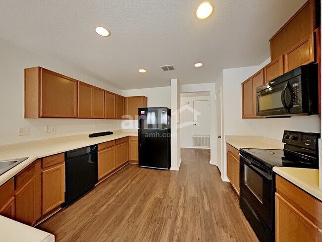 Foto del edificio - 7100 Avery Rd
