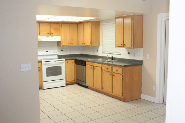 Building Photo - 205 Regal Park Dr