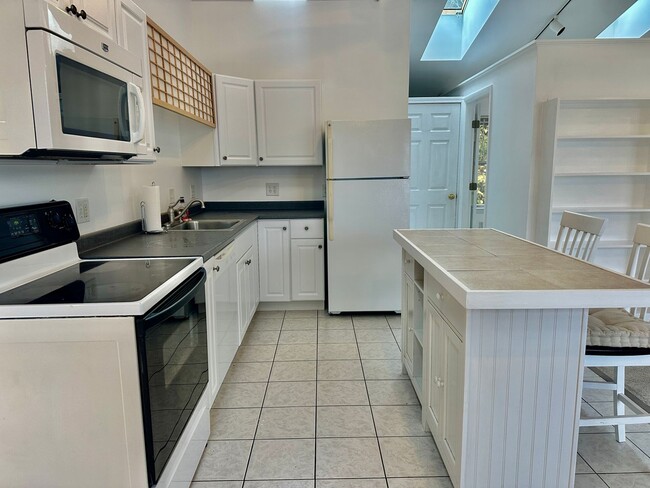 Building Photo - Sunny Updated One Bedroom