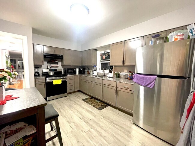 Building Photo - 4504 N Avers Ave