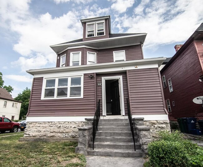 Building Photo - 402 W Ferry St